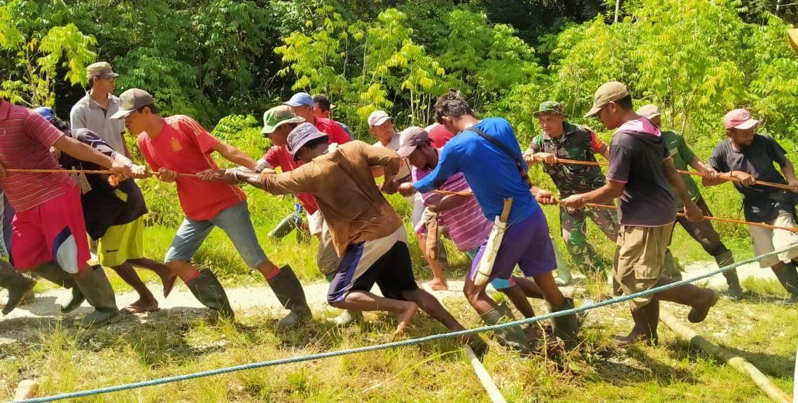 Serda Doddy Bohang Babinsa Koramil 1709-03, Bersama masyarakat gotong royong membangun Jembatan