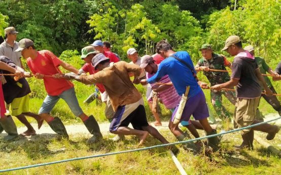 Serda Doddy Bohang Babinsa Koramil 1709-03, Bersama masyarakat gotong royong membangun Jembatan