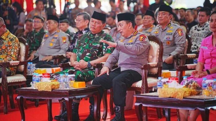 foto-kapolri-jenderal-listyo-sigit-prabowo-dan-panglima-tni-laksamana-yudo-margono-menghadiri-doa-bersama-lintas-agama-jelang-_169