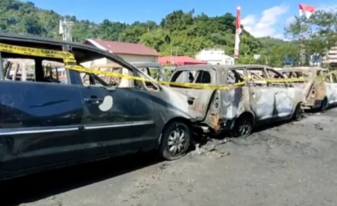 12 Mobil terbakar di DPR Papua