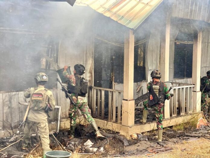 berita_231309080906_kkb-bakar-perumahan-nakes-di-ilaga-1-kkb-tewas