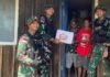 PERINGATI HUT KE-78 TNI, SATGAS TNI BERBAGI KEBAHAGIAAN KEPADA WARGA APALAPSILI