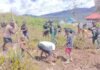 BERSAMA MASYARAKAT EROMAGA, SATGAS TNI 300 SILIWANGI BUAT LAPANGAN VOLLY DI PAPUA