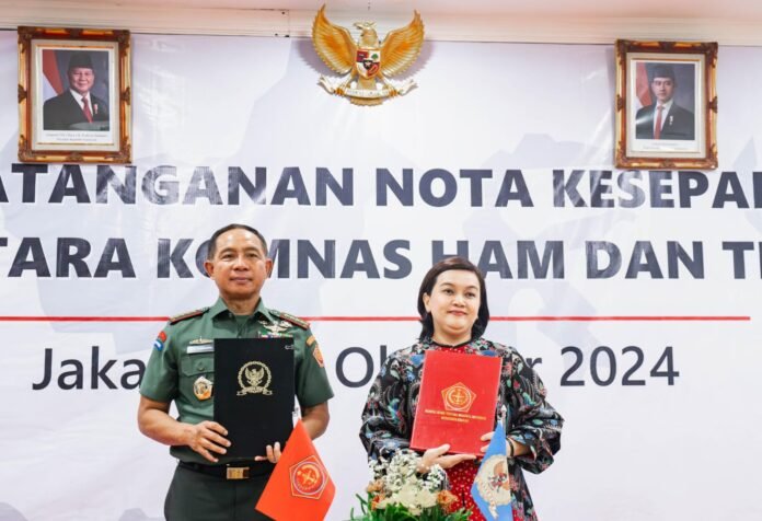 WhatsApp Image 2024-10-29 at 19.20.03_6601dad8 Panglima TNI Jenderal TNI Agus Subiyanto dan Ketua Komnas HAM Atnike Nova Sigiro secara resmi menandatangani Nota Kesepahaman tentang Pemajuan dan Perlindungan Hak Asasi Manusia di Lingkungan Tentara Nasional Indonesia.