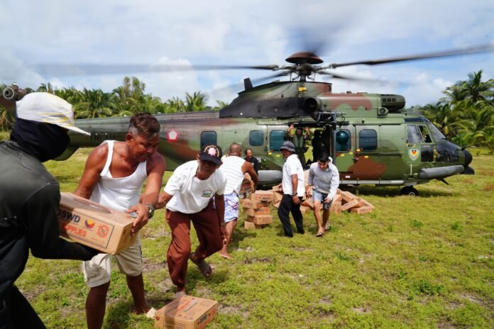 TNI melaksanakan bantuan kemanusiaan di Filipina dengan melakukan dropping makanan menggunakan rute berangkat dari Bandara Vilamor- Naga- Calaguas-Naga-dan kembali ke Vilamor. (Sumber foto Puspen TNI)