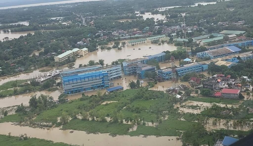 Kondisi kota terdampak badai dan banjir di Calaguas, Bicol, Filipina, Senin. (04/11/2024). (Sumber foto Puspen TNI)