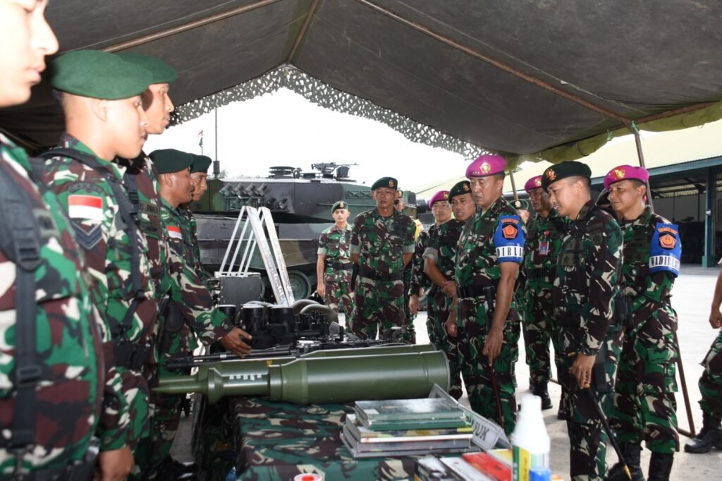 Pengecekan detail terhadap kesiapan armada tank Leopard, persenjataan, amunisi, serta peralatan komunikasi yang akan digunakan dalam Latgabma Keris Woomera. (Sumber foto Puspen TNI)