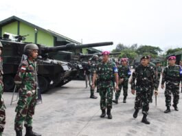 Dankodiklatal Letnan Jenderal TNI Marinir Nur Alamsyah, melaksanakan inspeksi kesiapan Batalyon Kavaleri (Yonkav) 8 Narasinga Wiratama (NSW) Divisi Infanteri 2 Kostrad di Lapangan Gelaran Leopard Yonkav 8/NSW, Pasuruan. (Sumber foto Puspen TNI)