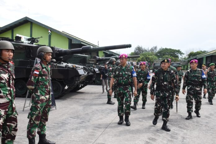 Dankodiklatal Letnan Jenderal TNI Marinir Nur Alamsyah, melaksanakan inspeksi kesiapan Batalyon Kavaleri (Yonkav) 8 Narasinga Wiratama (NSW) Divisi Infanteri 2 Kostrad di Lapangan Gelaran Leopard Yonkav 8/NSW, Pasuruan. (Sumber foto Puspen TNI)