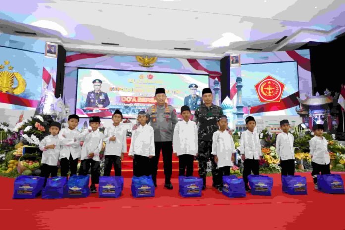 Panglima TNI Jenderal TNI Agus Subiyanto bersama Kapolri Jenderal Pol. Listyo Sigit Prabowo memberikan bantuan sosial kepada anak-anak yang membutuhkan saat menghadiri Acara Silaturahmi dan Doa Bersama. (Sumber foto Puspen TNI)