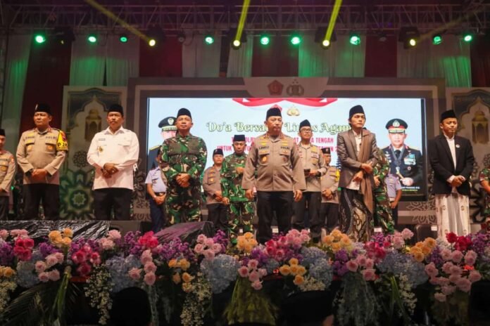 Panglima TNI Jenderal TNI Agus Subiyanto bersama Kapolri Jenderal Pol. Listyo Sigit Prabowo menghadiri acara Doa Bersama Lintas Agama dalam rangka menyukseskan Pilkada serentak tahun 2024, bertempat di Lapangan Pancasila Simpang Lima, Semarang, Jawa Tengah. (Sumber foto Puspen TNI)