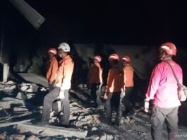 Tim pencarian dan penyelamatan (SAR) gabungan terus melakukan penyisiran di sejumlah area terdampak erupsi Gunung Lewotobi Laki-laki di Kecamatan Wulanggitang, Kabupaten Flores Timur, Nusa Tenggara Timur (NTT). (Sumber foto antaranews.com)