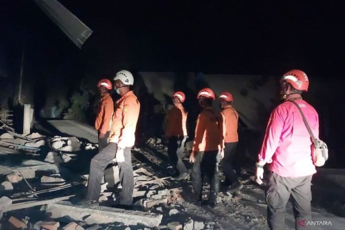 Tim pencarian dan penyelamatan (SAR) gabungan terus melakukan penyisiran di sejumlah area terdampak erupsi Gunung Lewotobi Laki-laki di Kecamatan Wulanggitang, Kabupaten Flores Timur, Nusa Tenggara Timur (NTT). (Sumber foto antaranews.com)