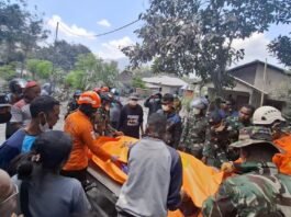 Personel TNI bersama Polri dan pihak terkait terus membantu korban erupsi Gunung Lewotobi Laki-Laki yang berada di Kabupaten Flores Timur, Nusa Tenggara Timur (NTT).