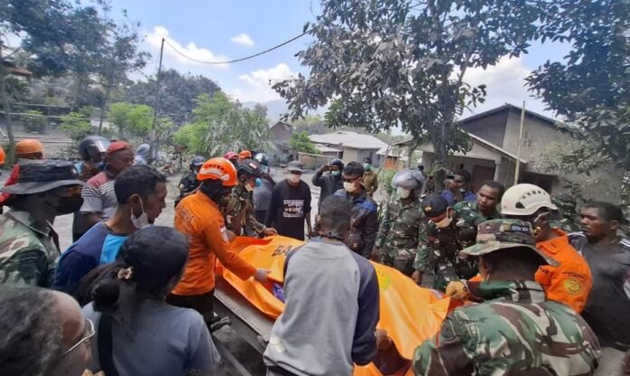 Personel TNI bersama Polri dan pihak terkait terus membantu korban erupsi Gunung Lewotobi Laki-Laki yang berada di Kabupaten Flores Timur, Nusa Tenggara Timur (NTT).