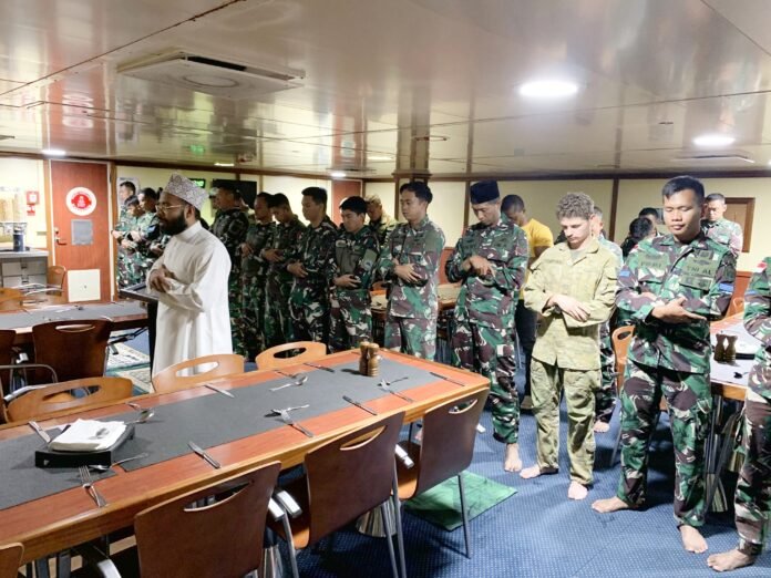 HMAS ADELAIDE 2 Meski sedang berlayar di laut lepas, bukan suatu halangan bagi prajurit TNI untuk melaksanakan ibadah sholat Jumat berjamaah bersama beberapa prajurit muslim ADF, bertempat di Wardroom, HMAS Adelaide. (Sumber foto Puspen TNI)