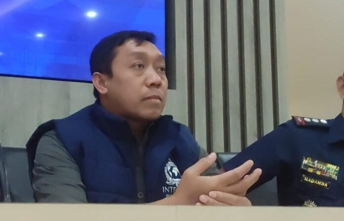 Konferensi pers Direktorat Jenderal Imigrasi setelah menangkap Warga Negara Asing (WNA) asal Filipina, Hector Baldwin Pantollana alias HAP kepada awak media.