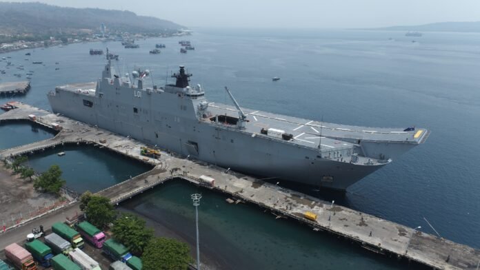 Keadatangan ADF di Tanjung Wangi 1 Kapal Perang HMAS Adelaide milik Australian Defense Force (ADF) yang membawa pasukan TNI dan militer Australia beserta Alat Utama Sistem Persenjataan (Alutsista) sandar di Pelabuhan Tanjung Wangi. (Sumber foto Puspen TNI)