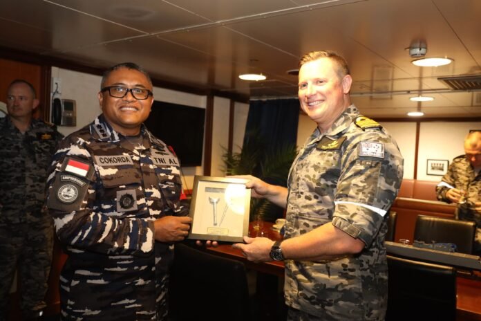 Kunjungan ke HMAS Adelaide 1 Kunjungan kehormatan (CO visit) ke HMAS Adelaide L01 bertempat di Wardroom, HMAS Adelaide, Pelabuhan Tanjung Wangi, Banyuwangi. (Sumber foto Puspen TNI)