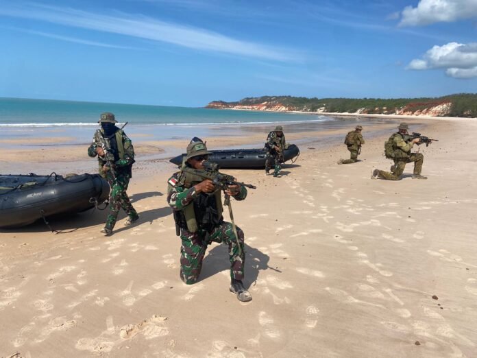 Para prajurit Hiu Petarung melaksanakan latihan pendaratan dilanjutkan Serbuan Operasi Amfibi bersama pasukan Angkatan Darat Australia. (Sumber foto Puspen TNI)