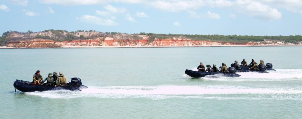 Latihan diawali dengan debarkasi Pasukan Pendarat (Pasrat) menggunakan Rubber Boat atau perahu karet dari badan kapal HMAS Adelaide yang tengah melaksanakan Lego Jangkar di perairan Australia. (Sumber foto Puspen TNI)