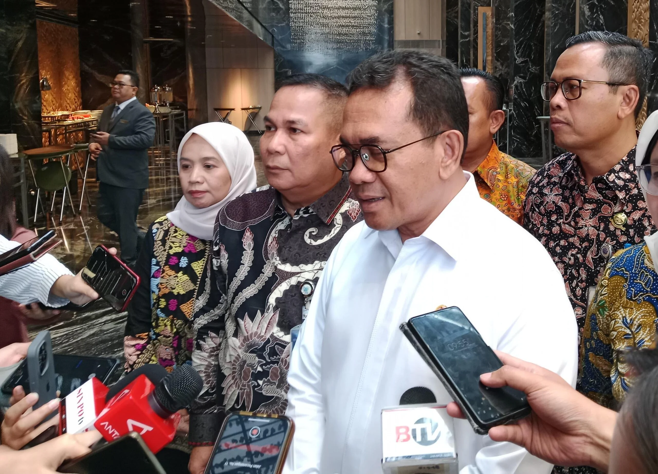 Menteri Perdagangan Budi Santoso saat memberikan keterangan persnya kepada awak media.