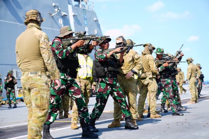 Menembak di Kapal HMAS Adelaide Prajurit Marinir TNI AL sedang melaksanakan latihan integrasi di HMAS Adelaide dengan materi mengasah kemampuan menembak di geladak Kapal Perang HMAS Adelaide, Kamis (7/11/2024). (Sumber foto Puspen TNI)