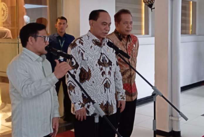 Menteri Koperasi Budi Arie Setiadi memberilkan penjelasan tentang ketersediaan bahan baku makanan untuk program makan bergizi gratis usai rapat bersama Menteri Koordinator Bidang Pemberdayaan Masyarakat Muhaimin Iskandar, di Jakarta, Selasa, 5 November 2024.