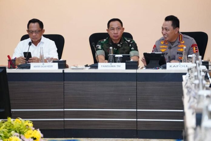 Panglima TNI Jenderal TNI Agus Subiyanto menghadiri Rapat Kordinasi (Rakor) Tingkat Menteri membahas persiapan arus mudik Nataru. (Sumber foto Puspen TNI)