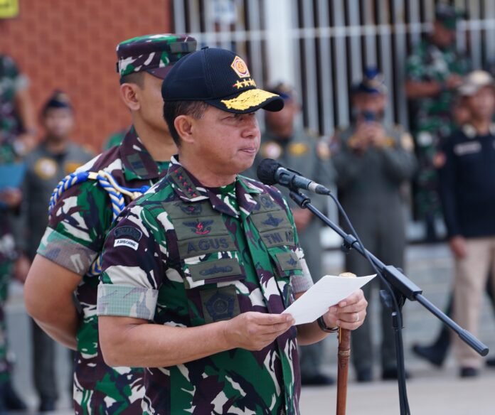 Panglima TNI beri penghargaan satgas bencal filipina 1 Panglima TNI menyampaikan apresiasi yang setinggi-tingginya kepada seluruh personel TNI yang terlibat dalam tugas operasi bantuan kemanusiaan di Filipina atas dedikasi dan kerja keras merespon perintah pimpinan dengan cepat. (Sumber foto Puspen TNI)
