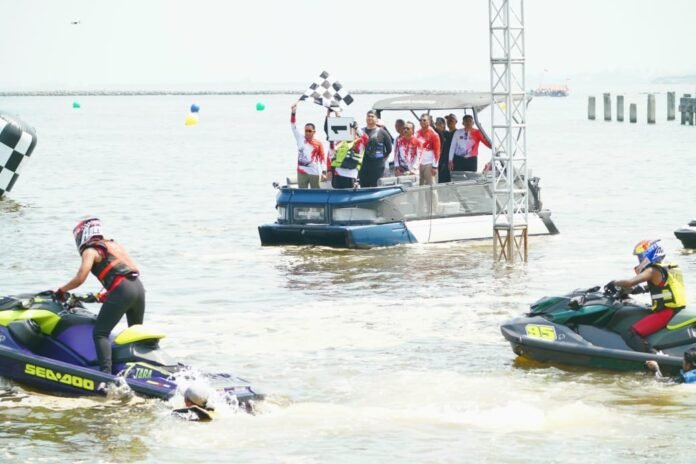 Panglima TNI Jenderal TNI Agus Subiyanto bersama Menteri Pemuda dan Olahraga RI Ario Bimo Nandito Ariotedjo secara resmi membuka Kejuaraan Jetski Panglima TNI Cup 2024. (Sumber foto Puspen TNI)