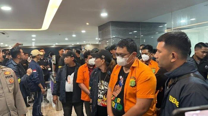 Oknum pegawai Kementerian Komunikasi dan Digital (Komdigi) ditangkap karena lindungi situs judi online. (Sumber foto Tribunnews.com)