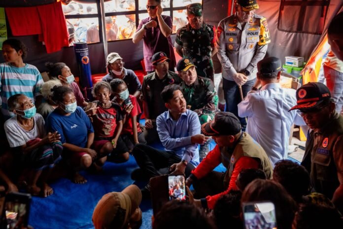 RI 2 Wapres didampingi Panglima TNI Jenderal TNI Agus Subiyanto melihat langsung kondisi para pengungsi, mulai dari anak-anak hingga para orang tua. (Sumber foto Puspen TNI)
