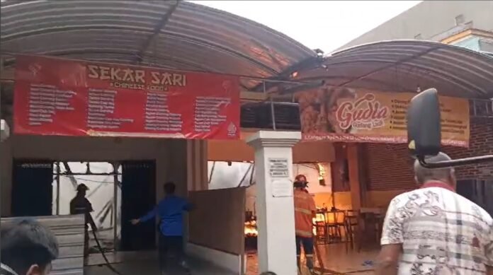 Dua rumah makan di Jalan Cengger Ayam, Kecamatan Lowokwaru, Kota Malang mengalami kebakaran, diduga akibat tabung gas bocor.