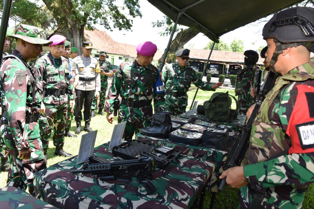 Brigjen Marinir Joni melaksanakan pengecekan personel dan persenjataan Yon Armed 8/Uddhata Yuda. (Sumber foto Puspen TNI).