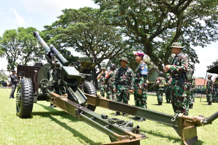 Brigjen TNI Marinir Joni Sulistiawan, sebagai Wakil Direktur Latihan (Wadirlat), melakukan inspeksi kesiapan personel dan persenjataan Batalyon Armed 8/Uddhata Yudha (UY) di Jember, Jawa Timur. (Sumber foto Puspen TNI)