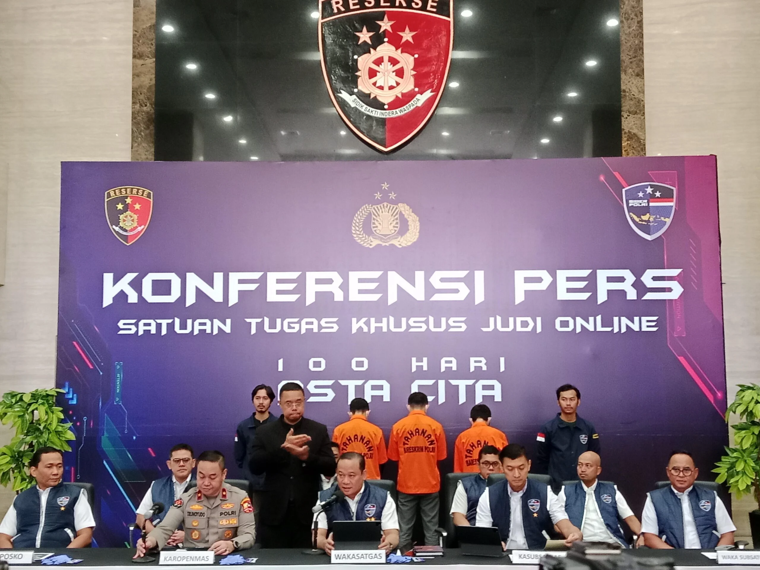 Konferensi pers Bareskrim Polri tentang kasus sindikat judi online SLOT82-78 yang dikendalikan WN China.