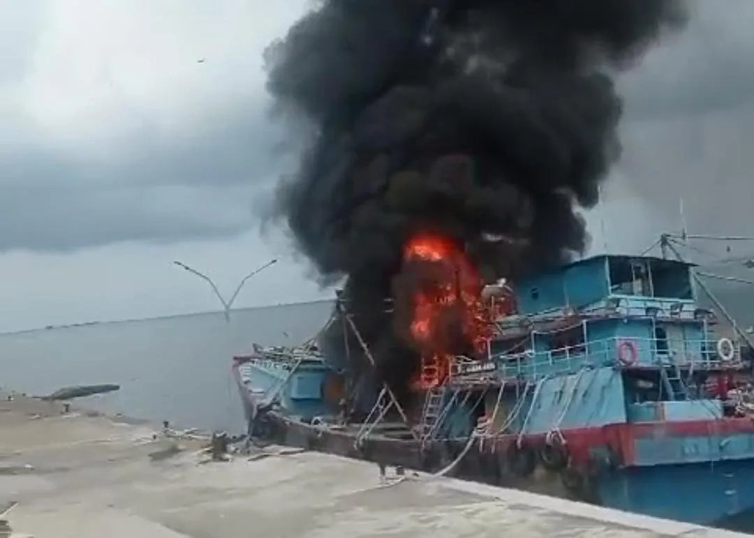 2 KAPAL NELAYAN TERBAKAR DI SELAT BALI BANYUWANGI