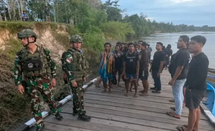 KOOPS TNI HABEMA EVAKUASI 44 ORANG PENDULANG EMAS DARI GANGGUAN OPM DI PEGUNUNGAN BINTANG