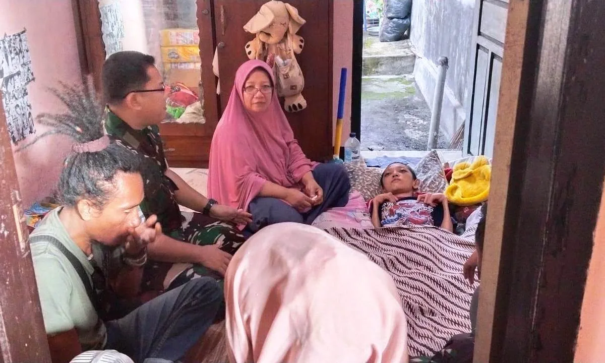 Bentuk Kepedulian Atasi Stunting, Kodim 1628/Sumbawa Barat Berikan Bantuan Kepada Anak Penderita