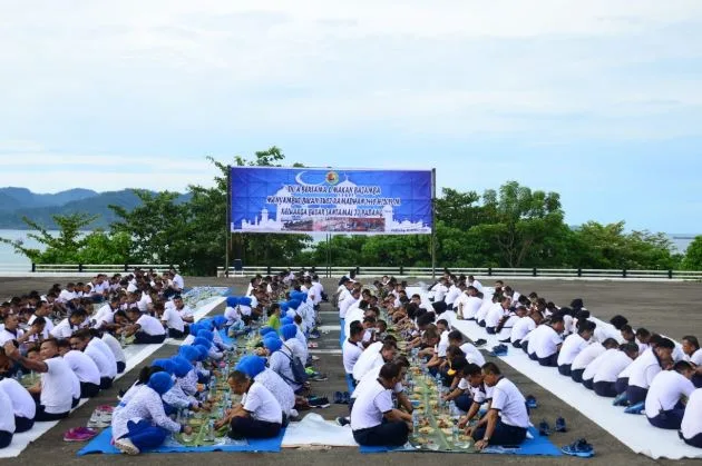 MAKAN BAJAMBA BENTUK KEBERSAMAAN KOMANDAN DENGAN PRAJURIT