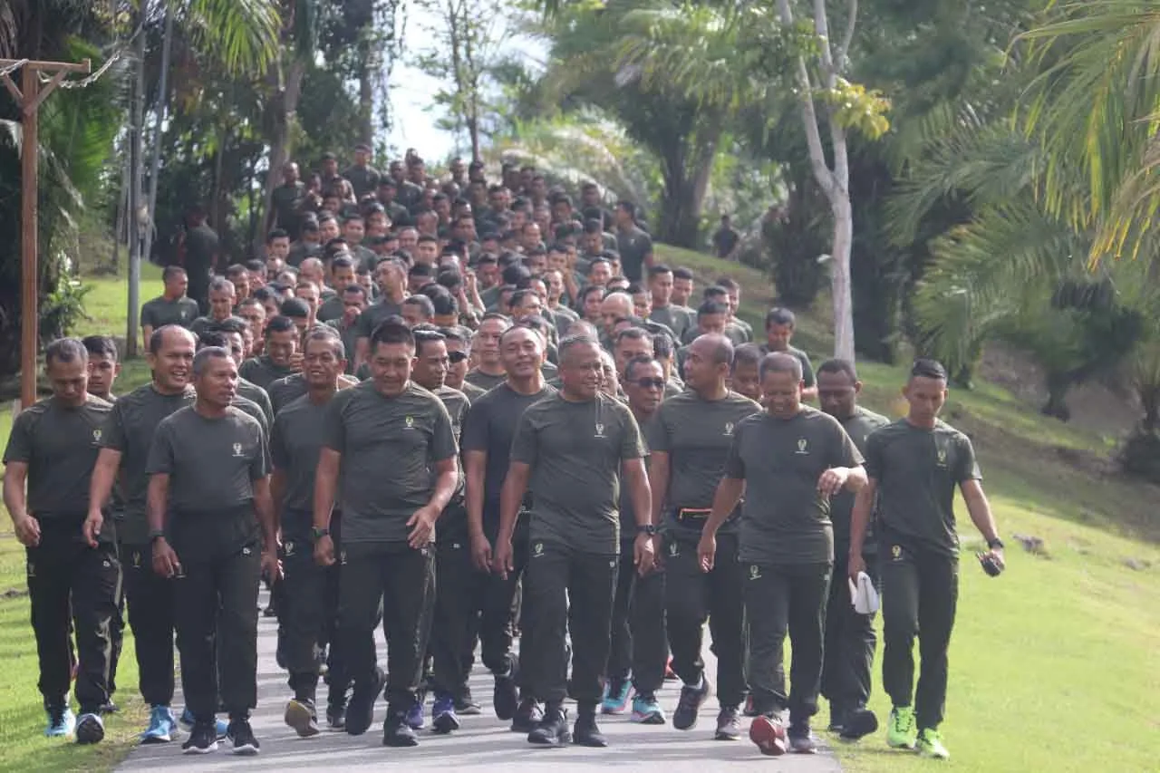 Pangdam XVII/Cenderawasih Olahraga Bersama Dengan Prajurit, PNS dan Persit Di Makodam
