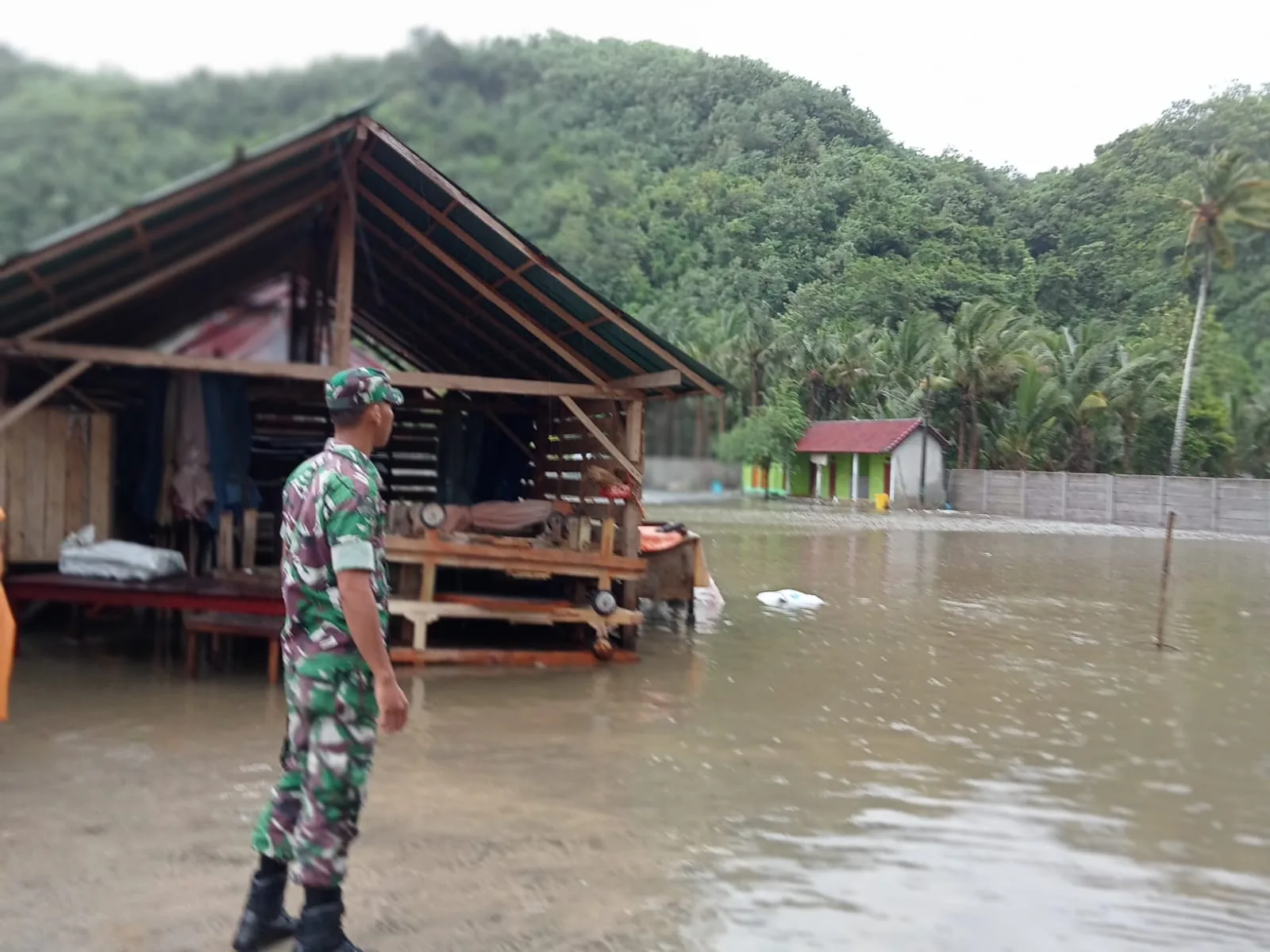 Paska Hujan Dan Angin, Babinsa Sakti Monitoring Wilayah Binaan