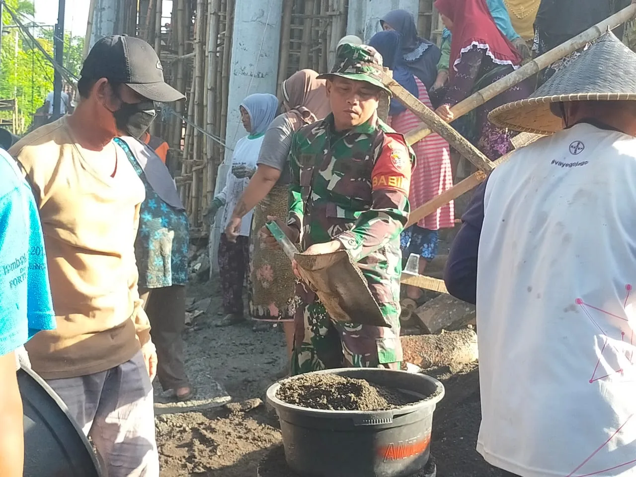 Pembangunan Masjid Baiturrahman, Babinsa Mesangguk Membaur Dalam Gotong Royong