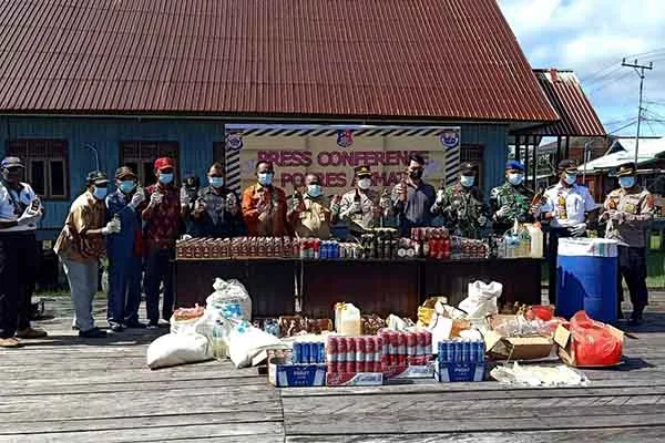 Polres Asmat Musnahkan Barbuk Ratusan Botol Miras