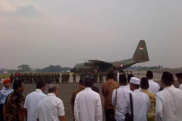 PUKUL, 21.15 WIB PESAWAT HERCULES C-130 MEMBAWA JENAZAH ANI YUDHOYONO MENDARAT DI BANDARA HALIM