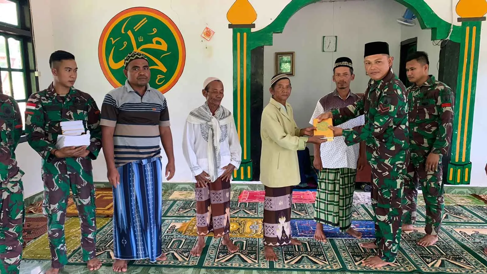 Tebar Berkah Di Bulan Rajab, Satgas Pamtas RI-PNG Yonif 511/DY Berikan Bantuan Ke Masjid Al-Muhajirin