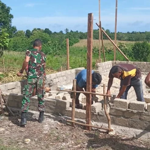 Semangat Anggota Kodim 1629/SBD dan Warga Kerjakan RTLH Praja Raksa Peduli Rakyat