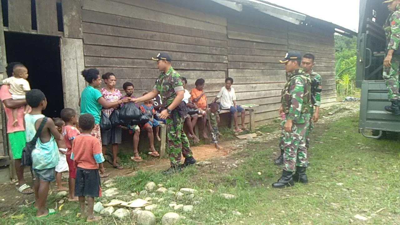SUASANA LEBARAN, SATGAS YONIF 725/WRG BAGIKAN BINGKISAN KEPADA MASYARAKAT