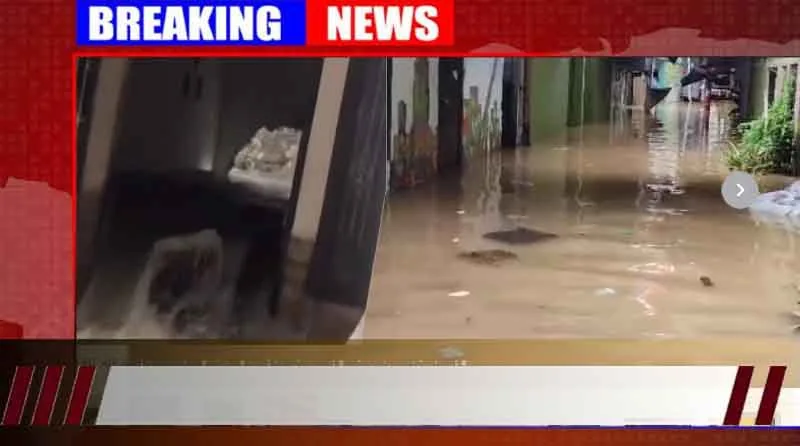 TAK KUAT TAHAN DEBIT AIR AKIBAT HUJAN DERAS DAN BANJIR, TEMBOK RUMAH WARGA JEBOL